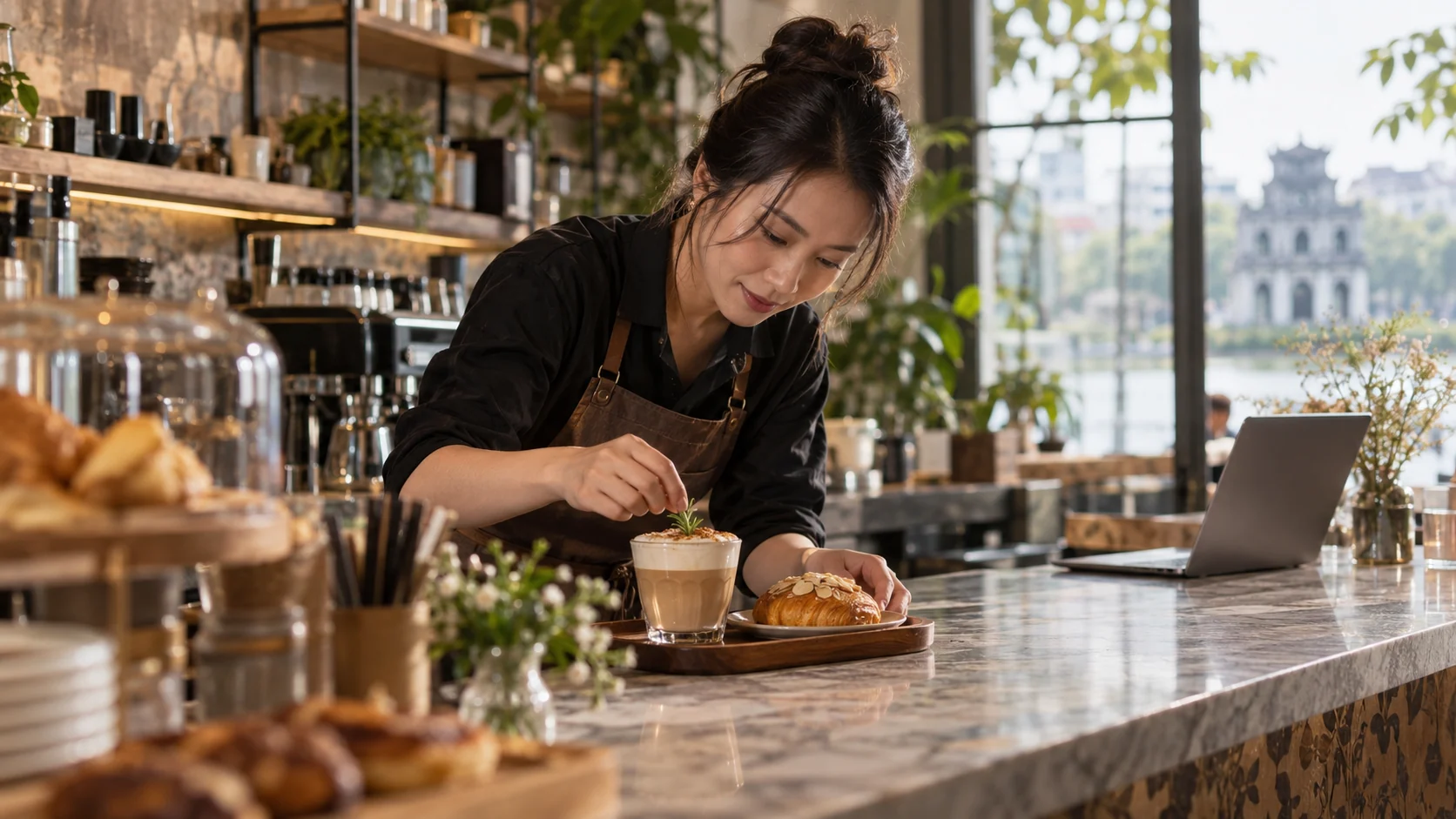 Chủ quán sắp xếp cà phê và bánh để chụp ảnh